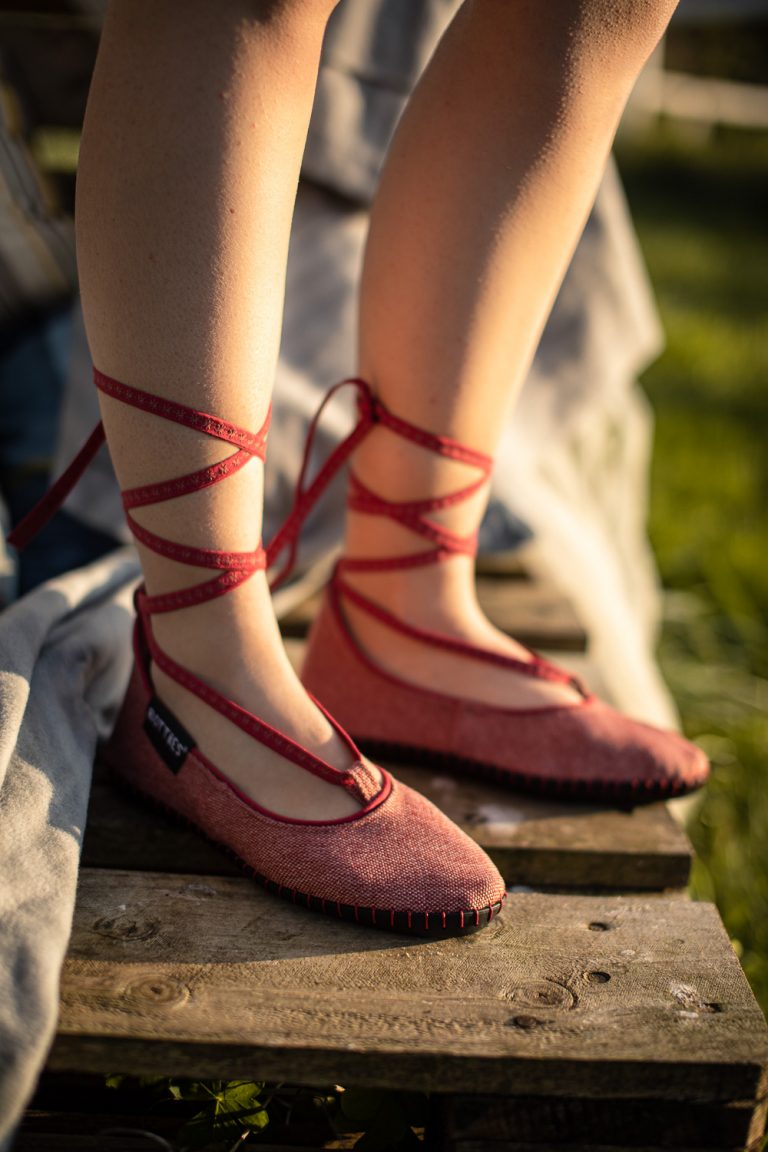 Botties® Inspiration – Robuste Sohle DIY Schuhe – Ballerina mit Knöchel-Schnürung – genähte Botties – Roter Webstoff 350g "Rom" von Swafing, Papsel- und Schrägband in Rot – Anleitungen und Schnittmuster